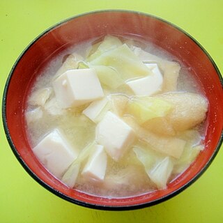 豆腐とキャベツ油揚げの鶏がら味噌スープ